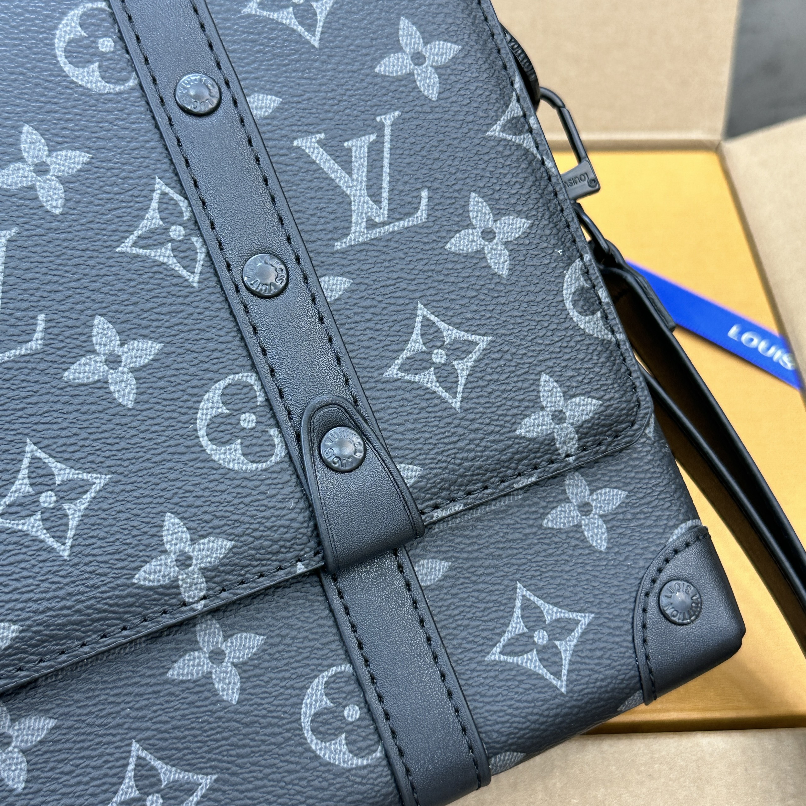 Túi đeo chéo Louis Vuitton LV Đen họa tiết hoa vân Xám nắp gập size 24x18x5.5cm Like Auth on web fullbox bill thẻ PLD